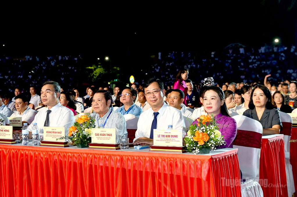 Các đồng chí lãnh đạo Trung ương và tỉnh dự lễ khai mạc.