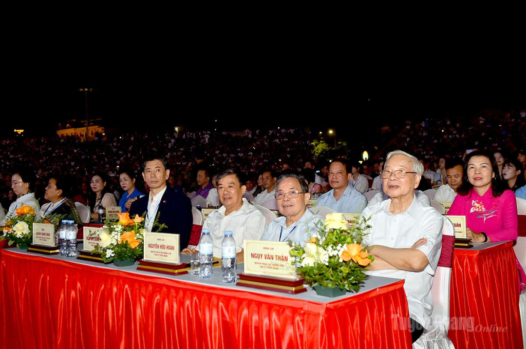 Các đồng chí nguyên Thường trực Tỉnh ủy và đại biểu dự lễ khai mạc.