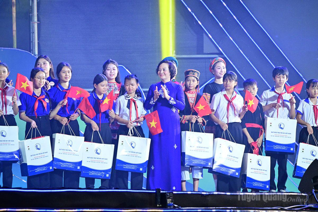 Phó Thủ tướng Phạm Thị Thanh Trà tặng quà cho các cháu học sinh.