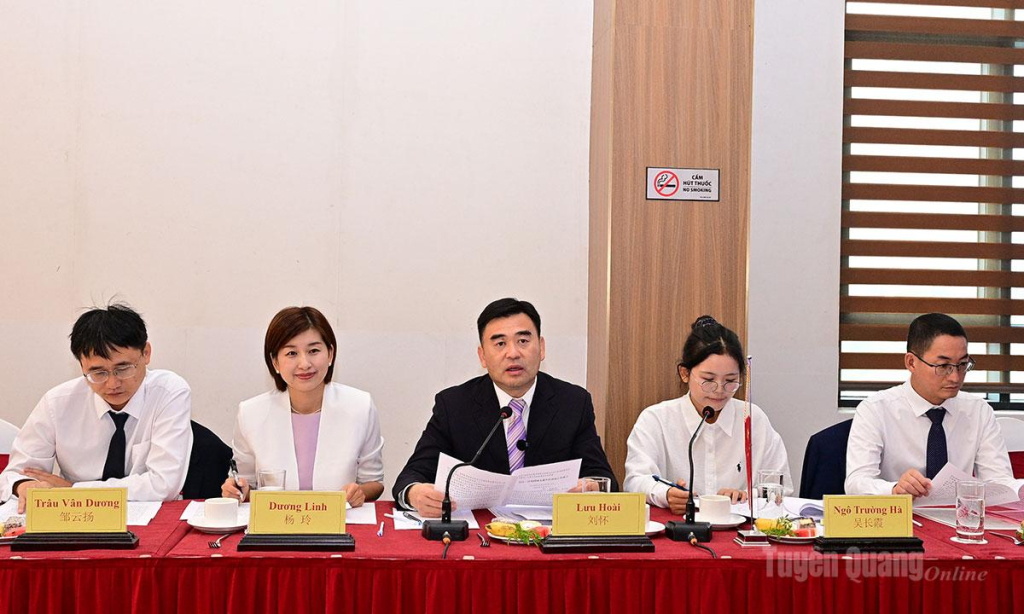 Đồng chí Lưu Hoài, Phó Cục trưởng Cục Văn hóa và Du lịch châu tự trị dân tộc Choang và Miêu Văn Sơn, tỉnh Vân Nam, Trung Quốc phát biểu.