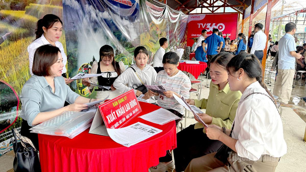 Người lao động xã Hồng Thái được tư vấn, giới thiệu việc làm tại Phiên giao dịch việc làm xã Hồng Thái năm 2026.