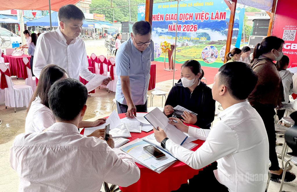Người lao động xã Hồng Thái được tư vấn, giới thiệu việc làm tại phiên giao dịch việc làm.