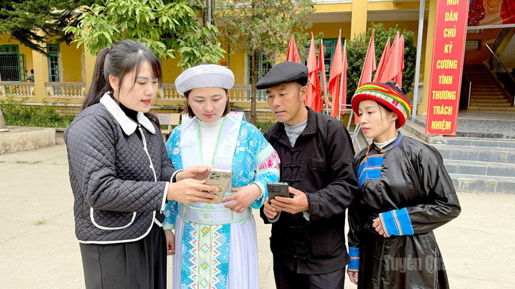 Người dân xã Hồng Thái được hướng dẫn tìm kiếm thông tin việc làm của các đơn vị tuyển dụng.