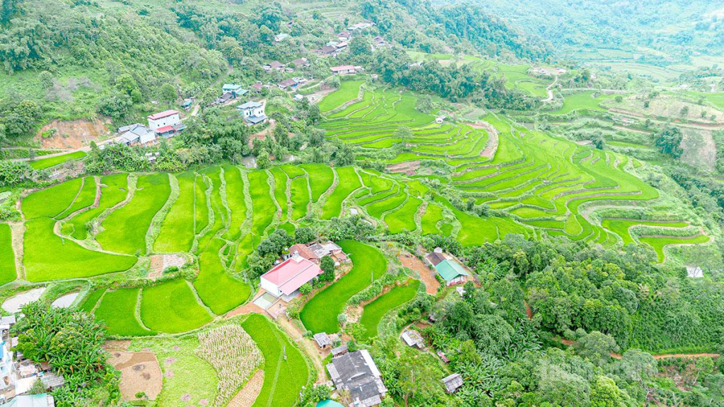 Khu Pác Khoang, xã Hồng Thái với những ngôi nhà xây kiên cố từ nguồn thu nhập xuất khẩu lao động của người dân.