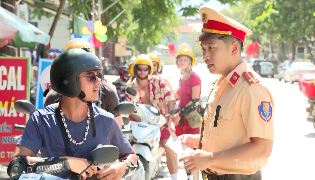 Thượng úy Kiều Vương Đông, Phòng Cảnh sát giao thông, Công an tỉnh Tuyên Quang tuyên truyền cho du khách nước ngoài về Luật An toàn giao thông.