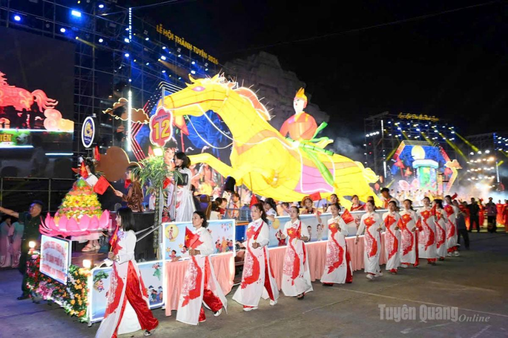 Mô hình trung thu diễn diễu trong Lễ khai mạc đêm hội Thành Tuyên.