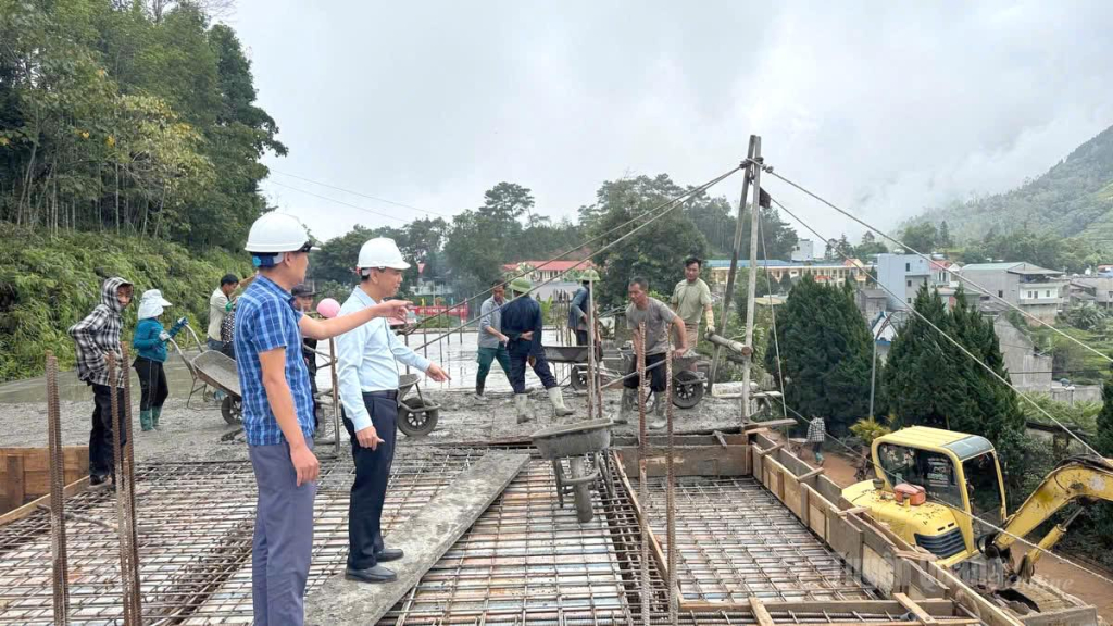 Lãnh đạo xã Trung Thịnh kiểm tra tiến độ các công trình xây dựng trên địa bàn xã.