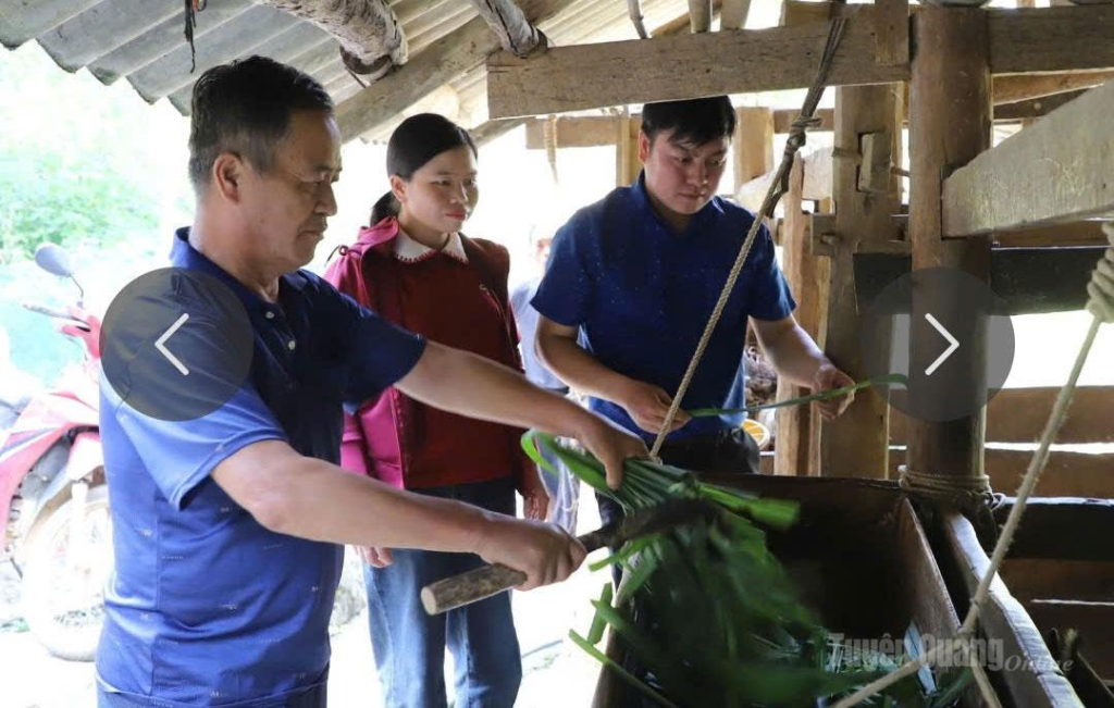 Bí thư Chi bộ thôn Na Cạn, xã Cán Tỷ Tẩn Thị Khòi tuyên truyền, hướng dẫn người dân kỹ thuật chăm sóc vật nuôi.