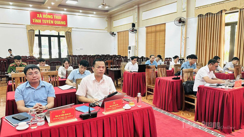 Các đồng chí Thường trực Đảng ủy xã Hồng Thái dự hội nghị.