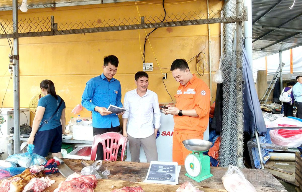 Đoàn viên thanh niên và cán bộ Điện lực Na Hang trực tiếp hướng dẫn người dân cài đặt ứng dụng EVN CSKH trên điện thoại thông minh.