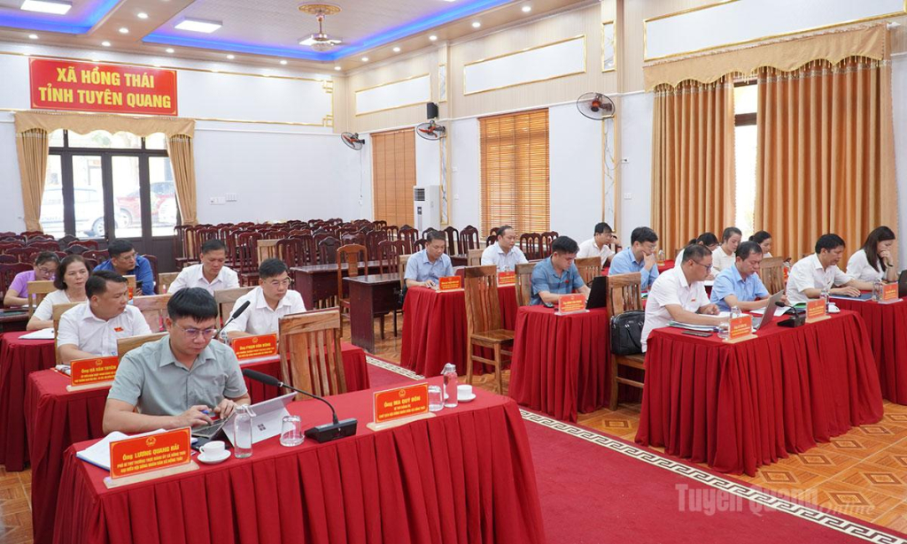 Đại biểu dự Kỳ họp chuyên đề HĐND xã Hồng Thái lần thứ hai.