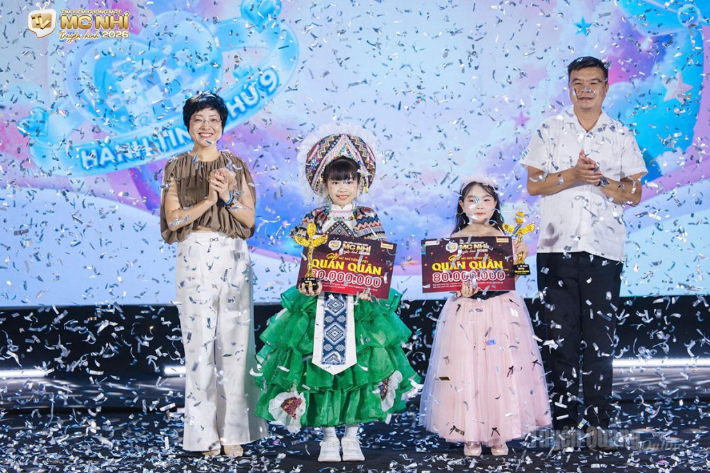 Ban tổ chức trao giải Nhất cho em Nguyễn Ngọc Gia Hân tại  cuộc thi Tìm kiếm Gương mặt MC nhí truyền hình năm 2026.