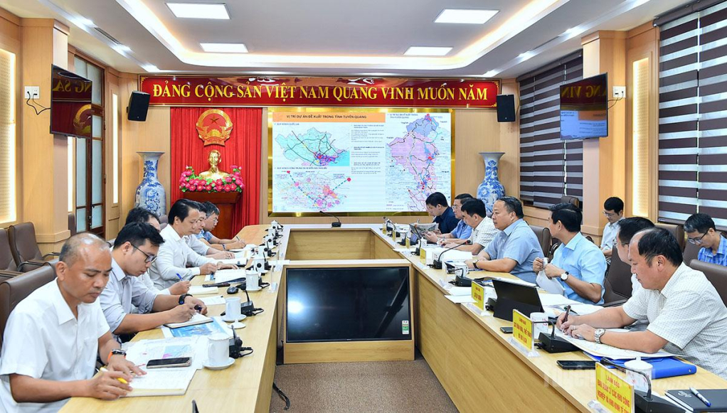 Các đại biểu dự buổi làm việc.