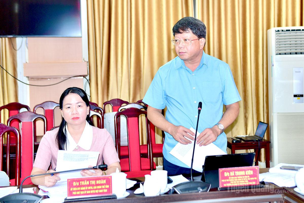 Đồng chí Hà Trung Kiên, Ủy viên Ban Thường vụ Tỉnh ủy, Phó Bí thư Thường trực Đảng ủy MTTQ, các đoàn thể tỉnh, Phó Chủ tịch Thường trực Ủy ban MTTQ Việt Nam tỉnh chủ trì nội dung thảo luận.