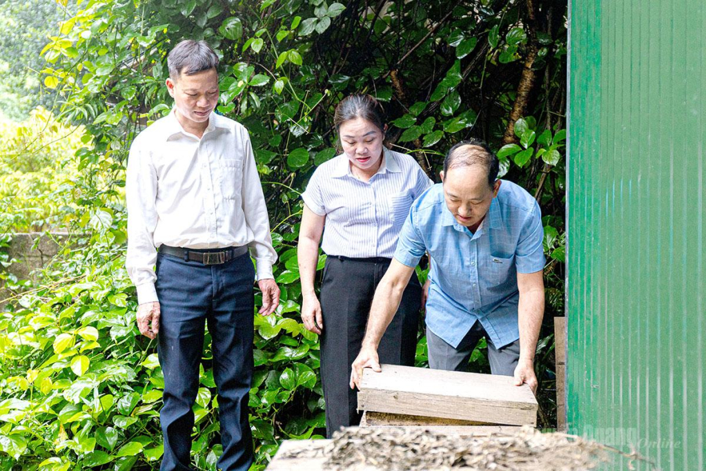 Mô hình nuôi ong của ổng Phùng Thanh Tiến (ngoài cùng bên phải) cho thu nhập ổn định.