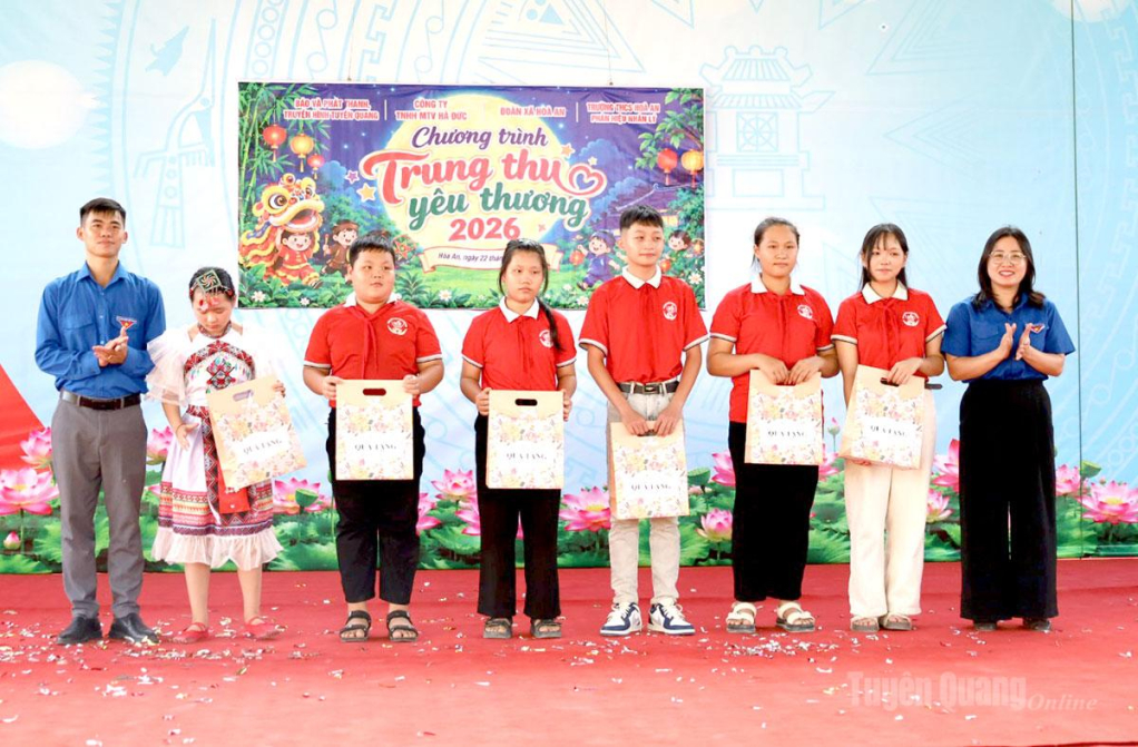 Chi đoàn Báo và phát thanh, truyền hình Tuyên Quang tặng bánh kẹo cho nhà trường.