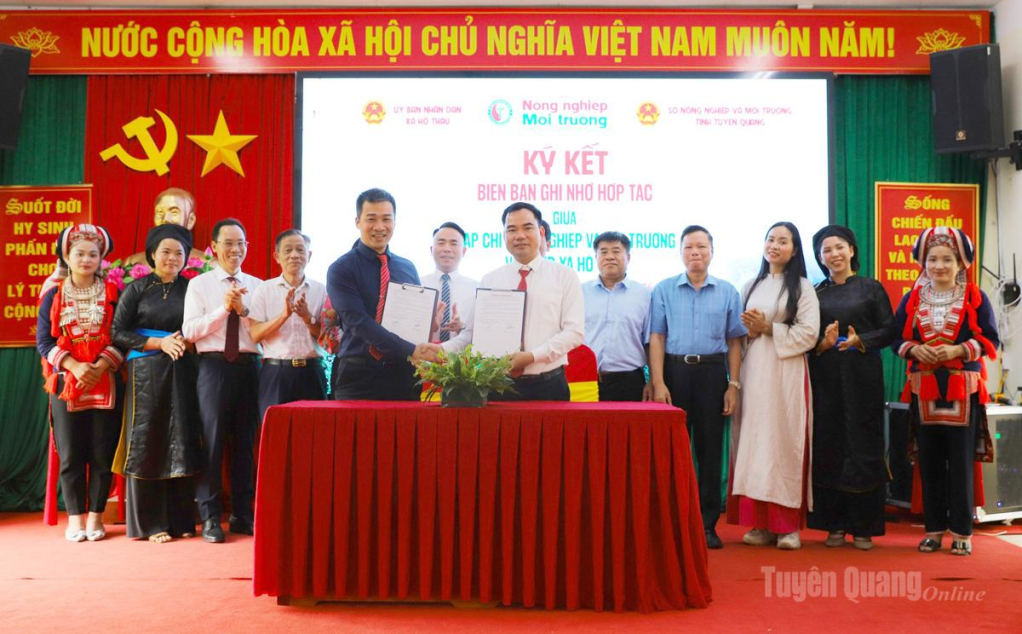 Xã Hồ Thầu ký biên bản ghi nhớ hợp tác với các đơn vị về phát triển chuỗi giá trị chè Shan tuyết.