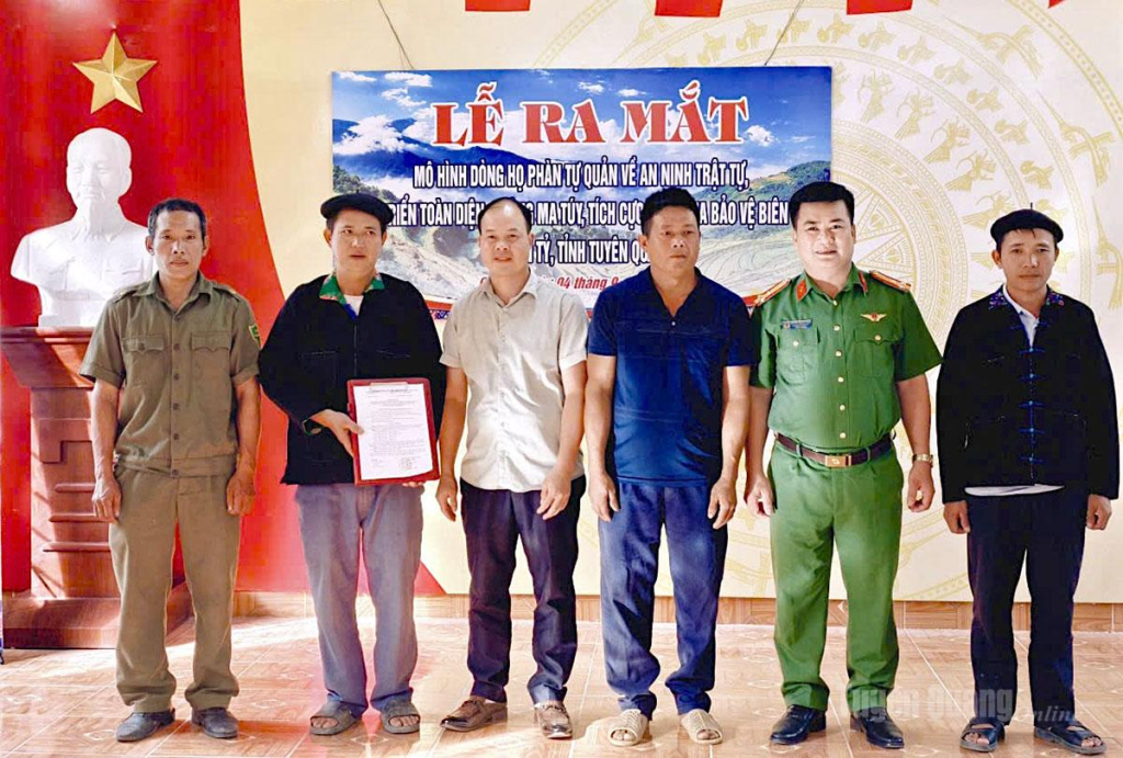 Dòng họ Phàn, thôn Na Cạn, xã Cán Tỷ nhận quyết định ra mắt mô hình tự quản. 
