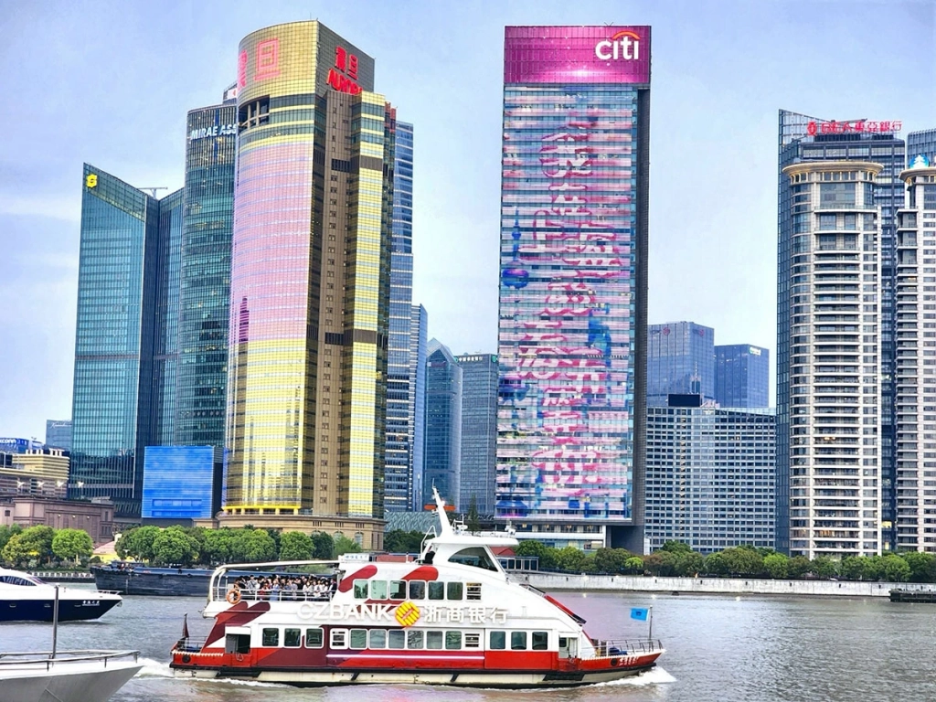 Thành phố  Thượng Hải (Trung Quốc) phát triển mạnh mẽ  bên sông Hoàng Phố.