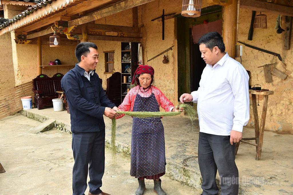 Cán bộ xã Lũng Cú tìm hiểu mô hình dệt lanh tại địa phương.