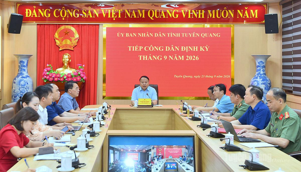 Đồng chí Chủ tịch UBND tỉnh Phan Huy Ngọc chủ trì buổi tiếp công dân.
