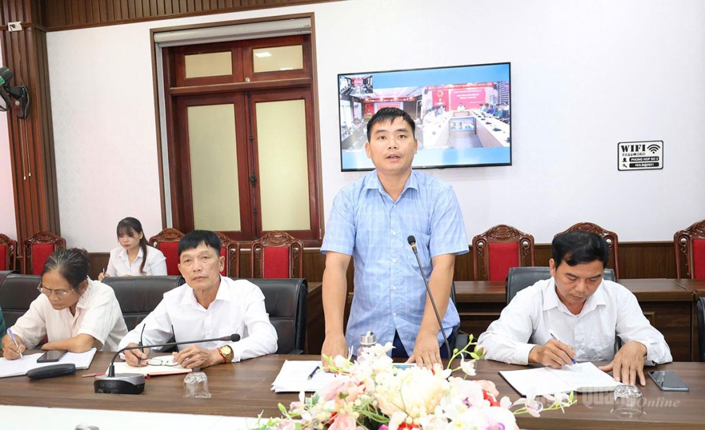 Đại diện nhân dân thôn Nặm Đíp phát biểu tại buổi tiếp công dân.