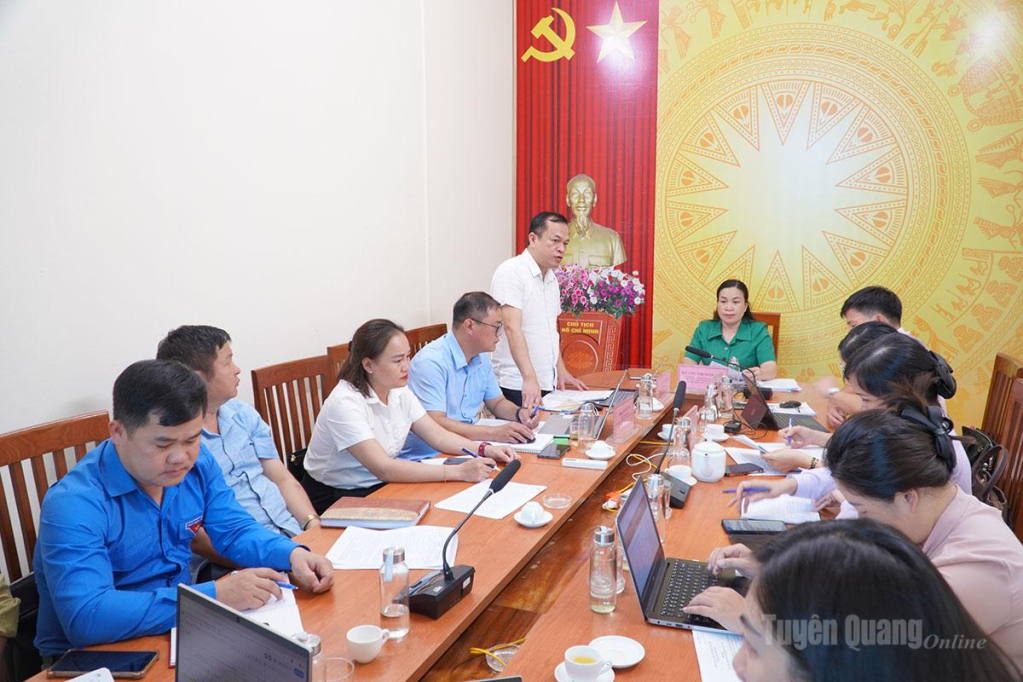 Các đồng chí đại biểu tham gia ý kiến vào buổi làm việc.