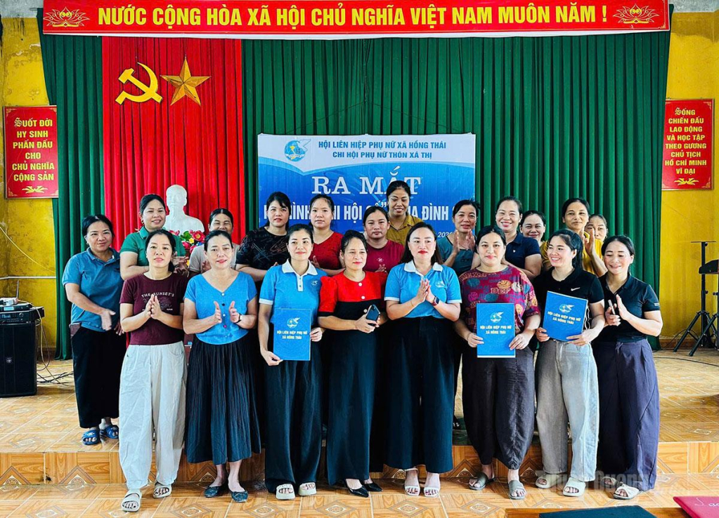 Các thành viên tham gia mô hình Chi hội số, Gia đình số thôn Xá Thị, xã Hồng Thái.