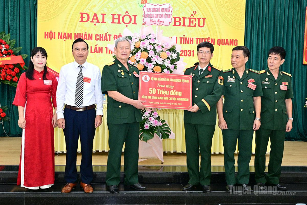 Lãnh đạo Trung ương Hội Nạn nhân chất độc da cam/dioxin Việt Nam chúc mừng Đại hội, trao 50 triệu đồng hỗ trợ sinh kế cho 5 nạn nhận.