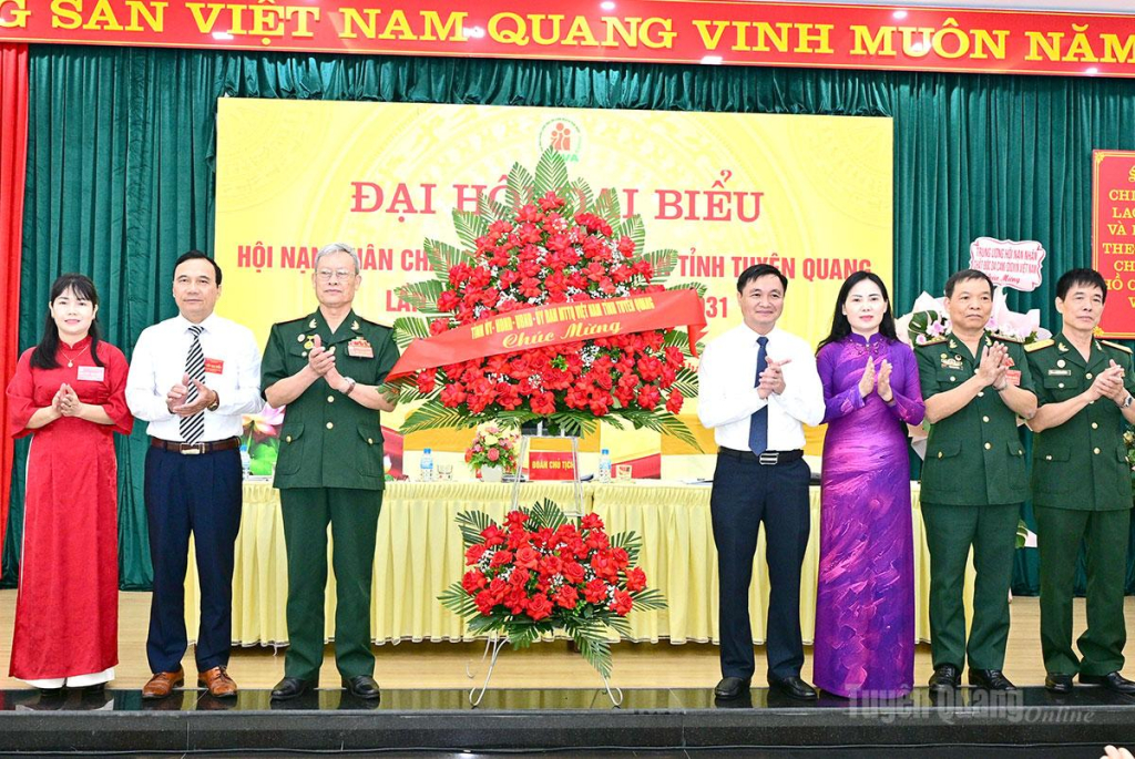 Thay mặt lãnh đạo tỉnh, đồng chí Phó Chủ tịch UBND tỉnh và Phó Chủ tịch Ủy ban MTTQ tỉnh tặng hoa chúc mừng Đại hội.