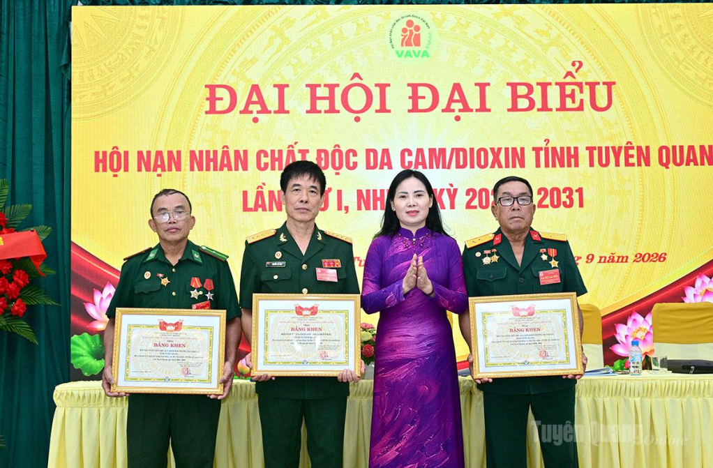 Lãnh đạo Ủy ban MTTQ Việt Nam tỉnh tặng Bằng khen cho các tập thể.