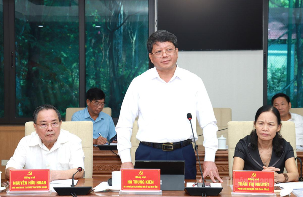 Phó Chủ tịch Thường trực Uỷ ban MTTQ tỉnh Hà Trung Kiên phát biểu tại hội nghị.