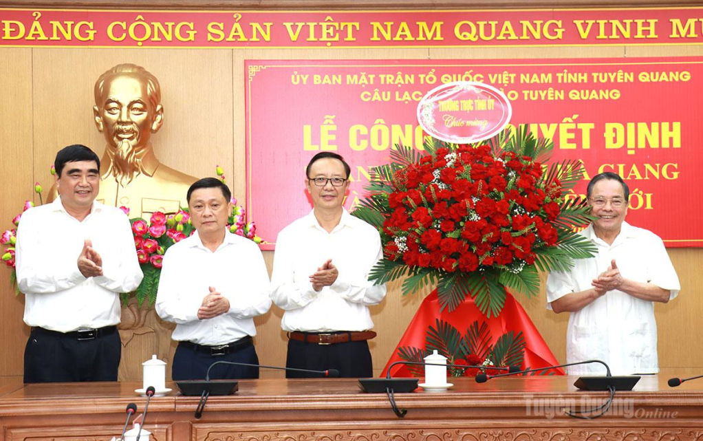 Đồng chí Nguyễn Hữu Hoan, nguyên Phó Bí thư Thường trực Tỉnh uỷ, Chủ nhiệm Câu lạc bộ Tân Trào Tuyên Quang tặng lẵng hoa của Tỉnh uỷ cho Chi hội Hà Giang.