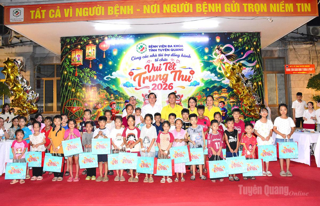 Các đơn vị, doanh nghiệp, nhà hảo tâm trao quà cho bệnh nhân nhi đang điều trị tại bệnh viện nhân dịp Tết Trung thu.