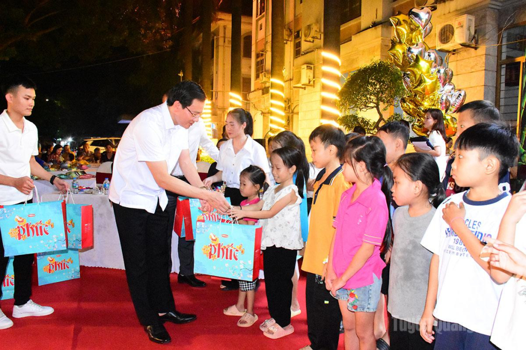 Lãnh đạo Bệnh viện Đa khoa tỉnh trao quà cho các cháu bệnh nhân nhi đang điều trị tại bệnh viện.
