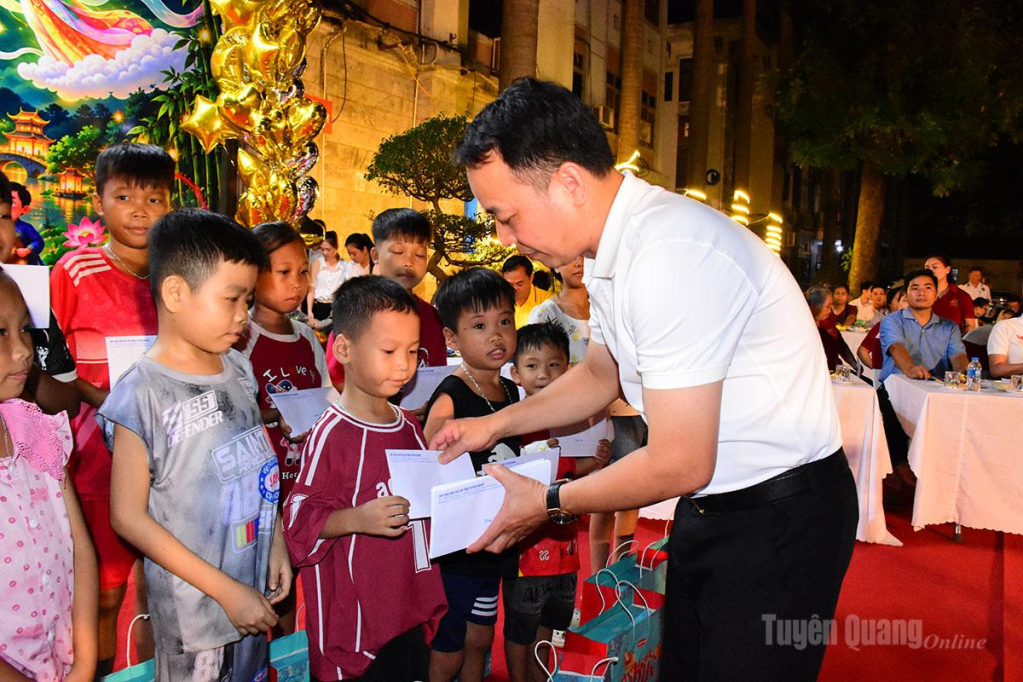 Lãnh đạo Trung tâm Công tác xã hội và Quỹ Bảo trợ trẻ em trao quà cho các cháu bệnh nhân nhi.
