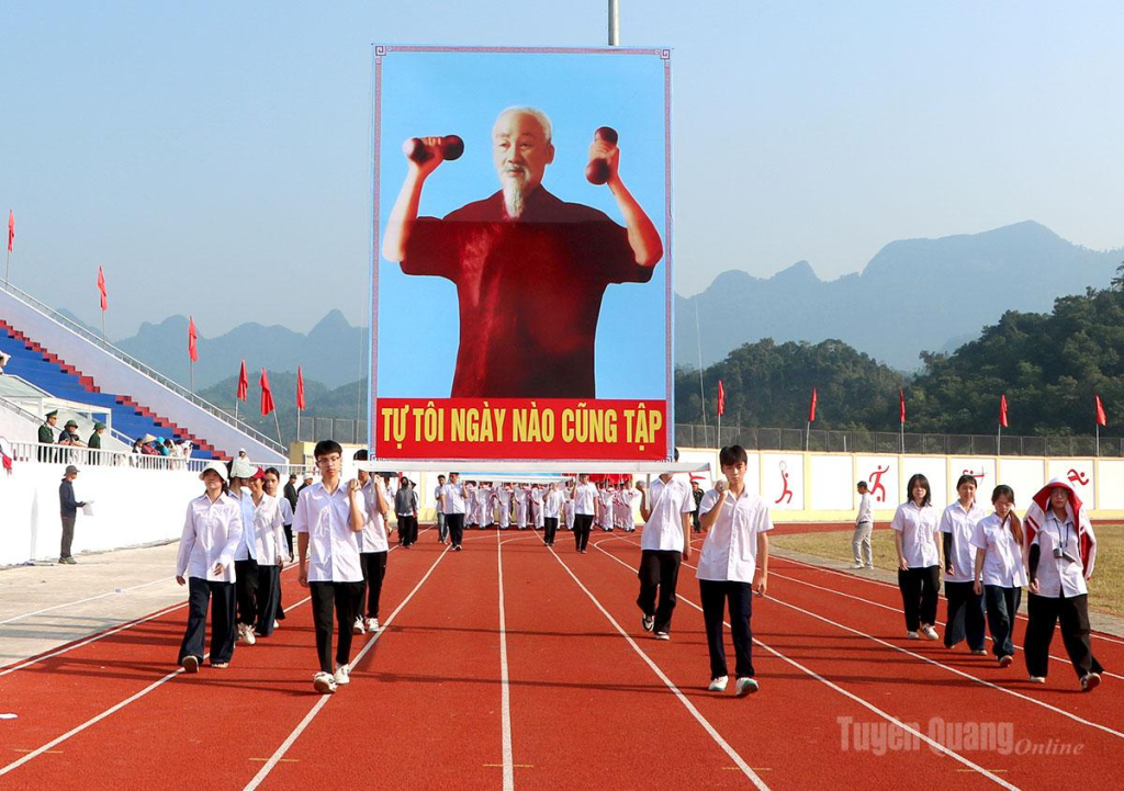 Nghi thức rước ảnh Bác Hồ qua lễ đài.