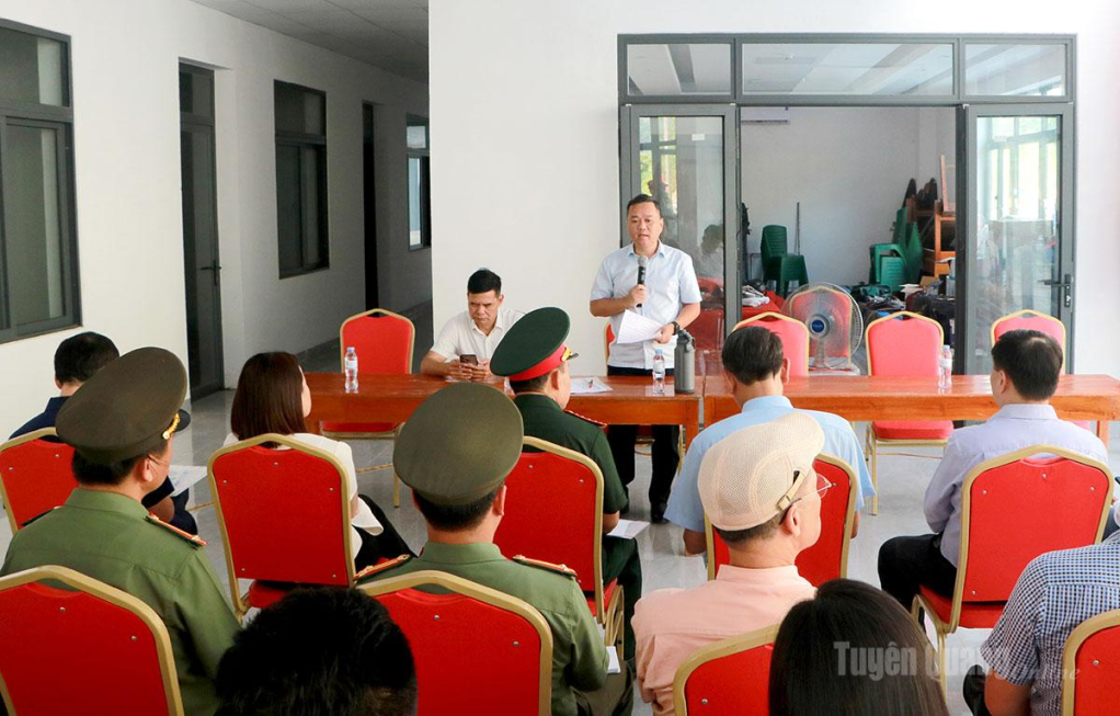 Phó Chủ tịch UBND tỉnh Đỗ Hùng Đức góp ý sau buổi tổng duyệt.