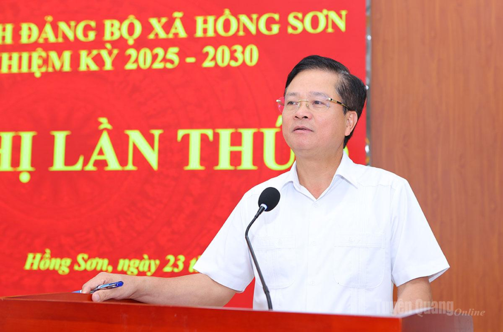 Đồng chí Trần Quang Minh, Uỷ viên Ban Thường vụ Tỉnh uỷ, Trưởng ban Tổ chức Tỉnh ủy phát biểu tại hội nghị.