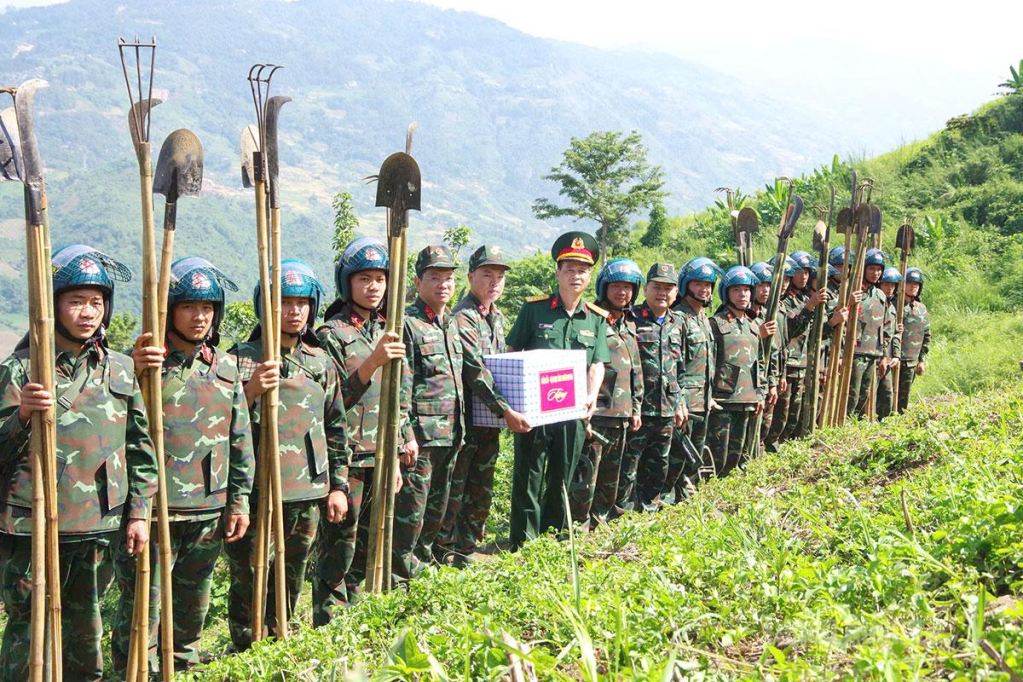 Đại tá Nguyễn Minh Đức, Phó Chỉ huy trưởng Bộ CHQS tỉnh tặng quà động viên lực lượng rà phá bom mìn tại bản Si Cai.