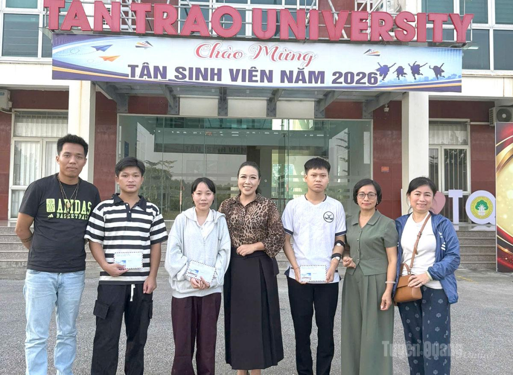 Đại diện hai gian hàng Vợ chồng A Phủi và Bánh sầu riêng Út Mơ trao học bổng cho 3 sinh viên có hoàn cảnh khó khăn của trường Đại học Tân Trào.