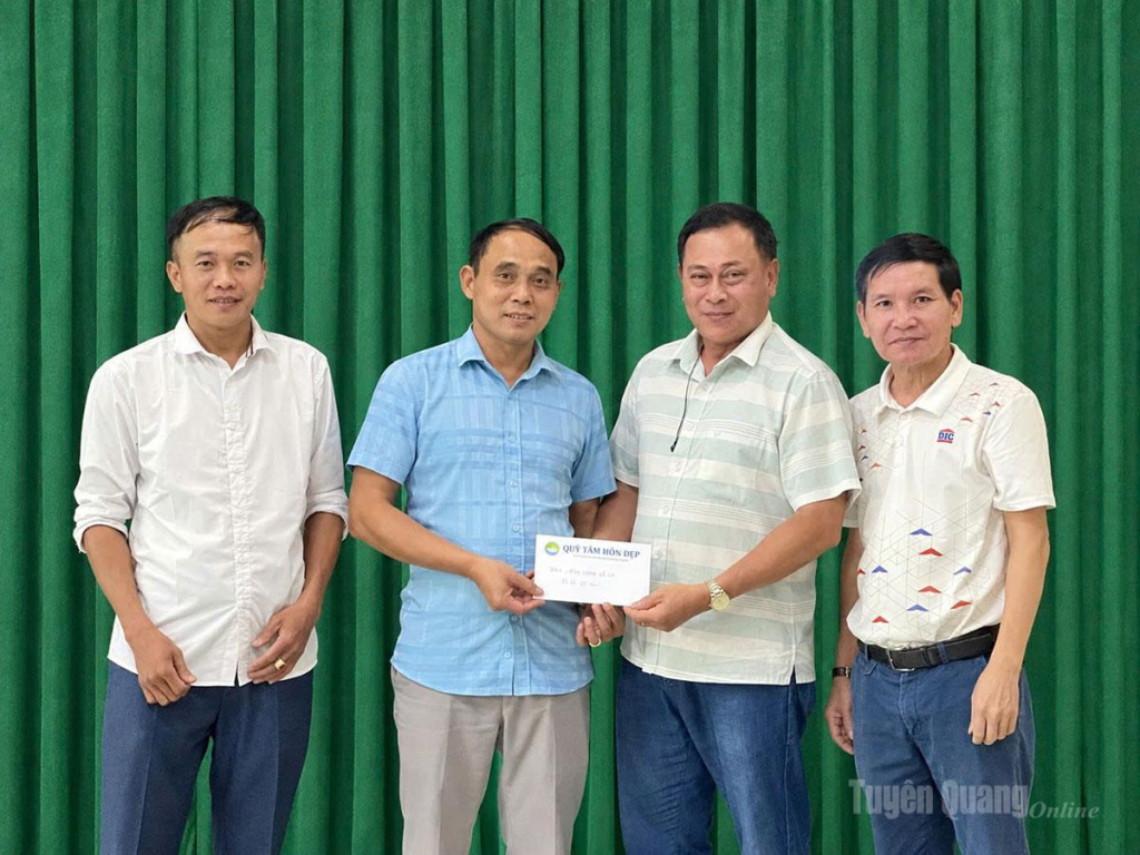 Các nhà hảo tâm trao kinh phí hỗ trợ mua thiết bị phục vụ nấu ăn cho thầy và trò điểm trường Cờ Cải, xã Đường Thượng.