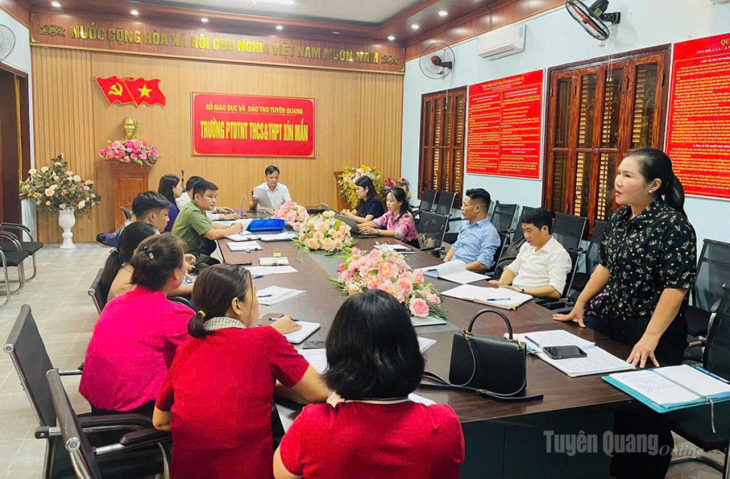 Đoàn kiểm tra liên ngành của tỉnh làm việc với trường Phổ thông Dân tộc nội trú THCS và THPT Xín Mần về nội dung an toàn thực phẩm khu bếp ăn của nhà trường.
