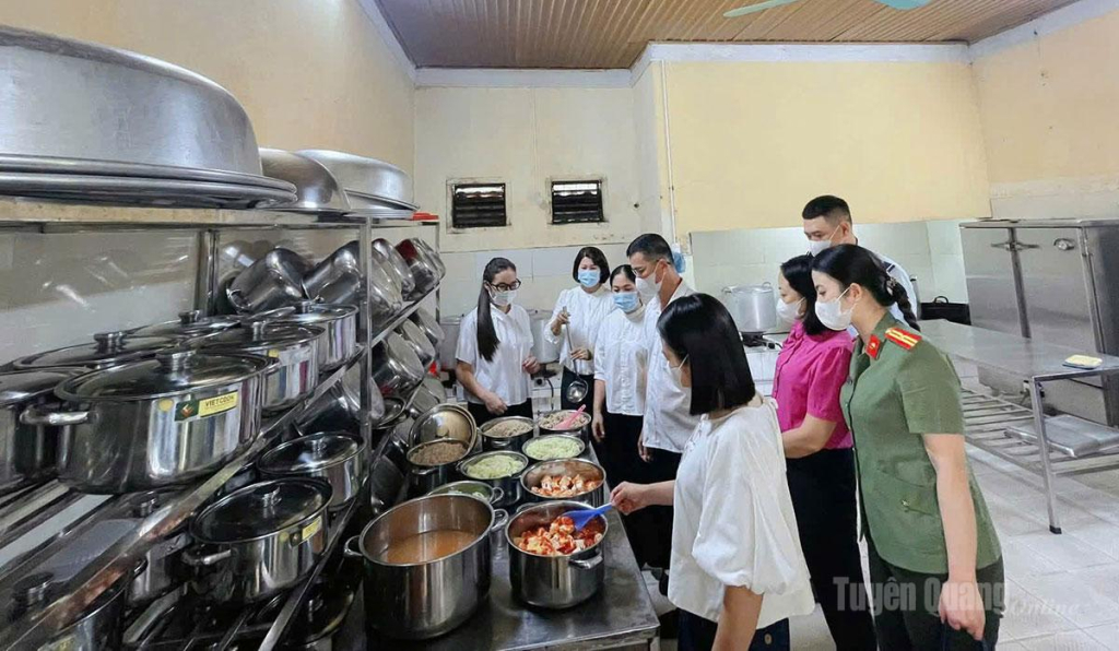 Đoàn kiểm tra liên ngành của tỉnh kiểm tra bếp ăn của trường Tiểu học Hồng Thái.