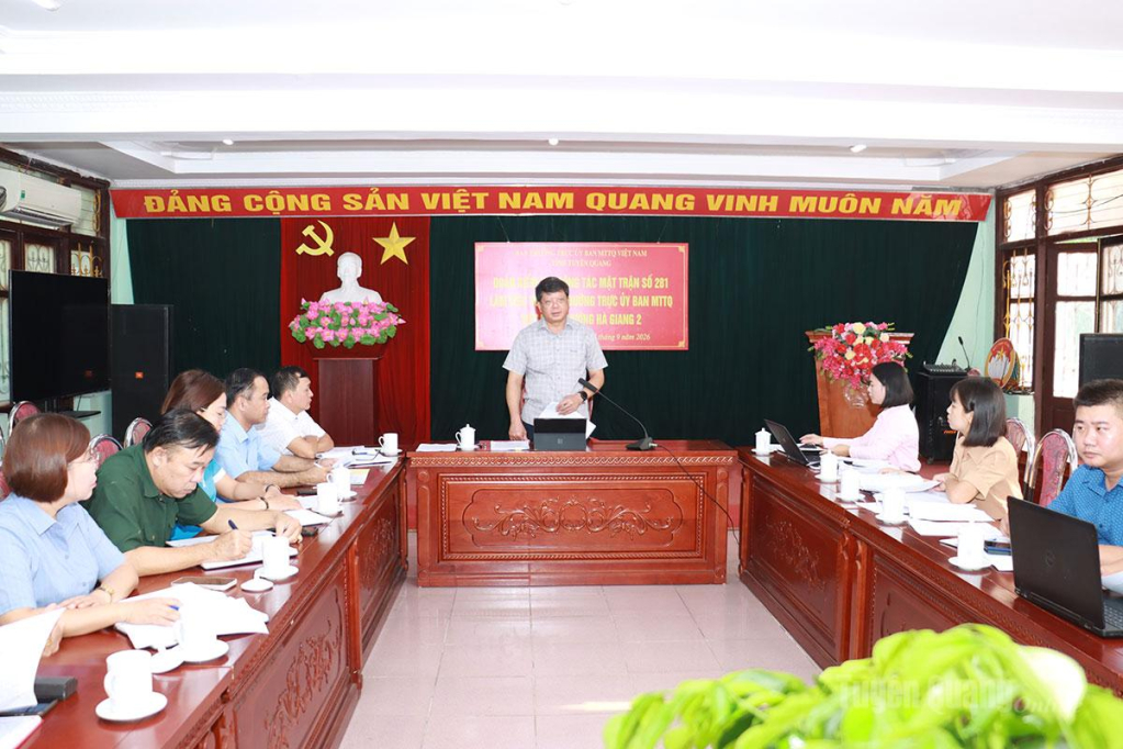 Đồng chí Hà Trung Kiên phát biểu tại buổi làm việc với Ban Thường trực Uỷ ban MTTQ phường Hà Giang 2.