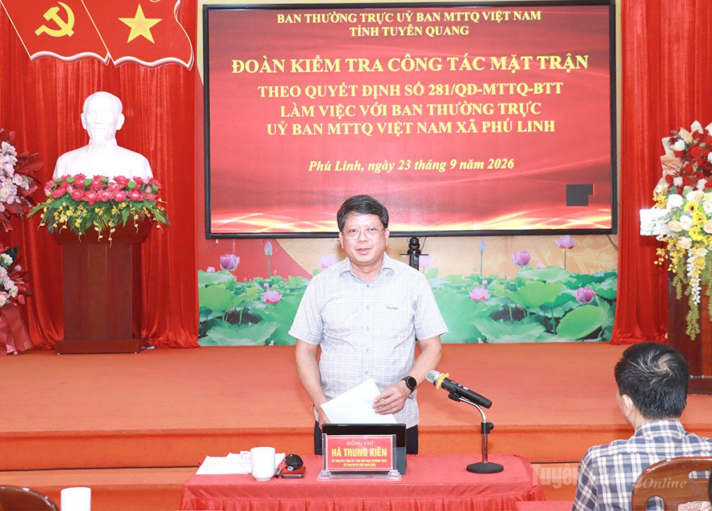 Phó Chủ tịch Thường trực Uỷ ban MTTQ tỉnh Hà Trung Kiên phát biểu kết luận buổi làm việc với Ban Thường trực Uỷ ban MTTQ xã Phú Linh.