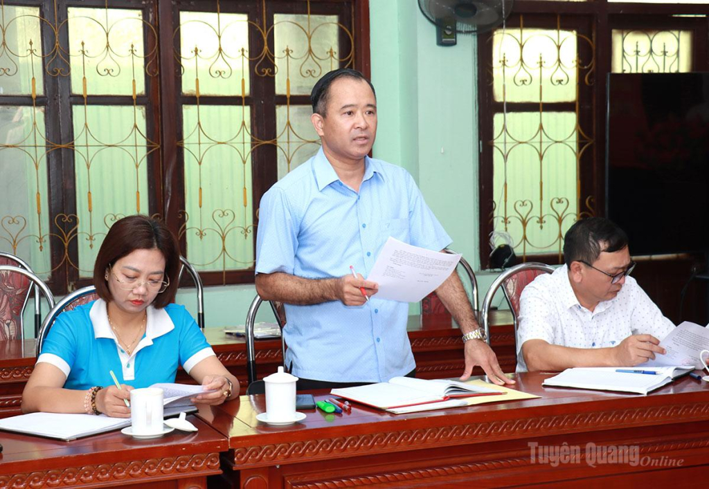 Lãnh đạo Uỷ ban MTTQ phường Hà Giang 2 báo cáo kết quả thực hiện nhiệm vụ với đoàn kiểm tra.