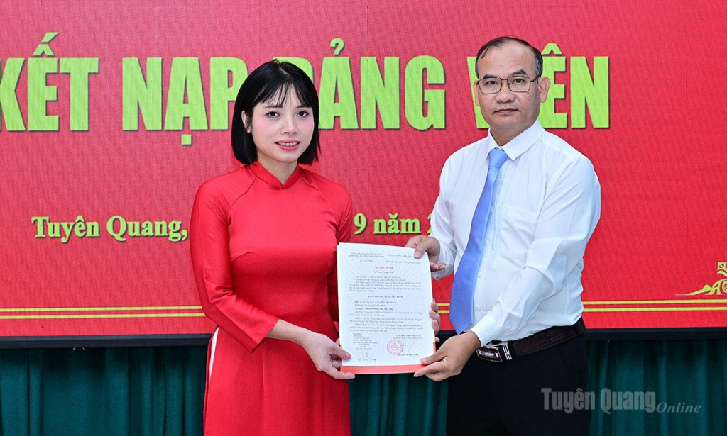 Bí thư Chi bộ Văn phòng trao Quyết định kết nạp đảng viên mới cho đồng chí Bùi Thu Huyền.