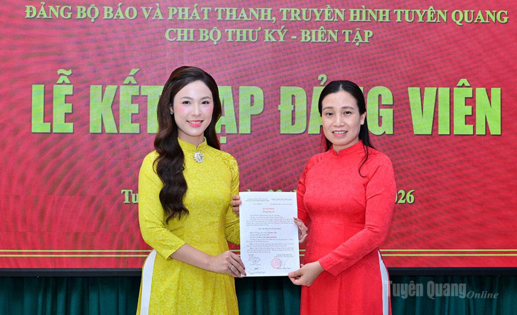 Bí thư Chi bộ Thư ký-Biên tập trao Quyết định kết nạp đảng viên mới cho đồng chí Trần Bích Thảo.