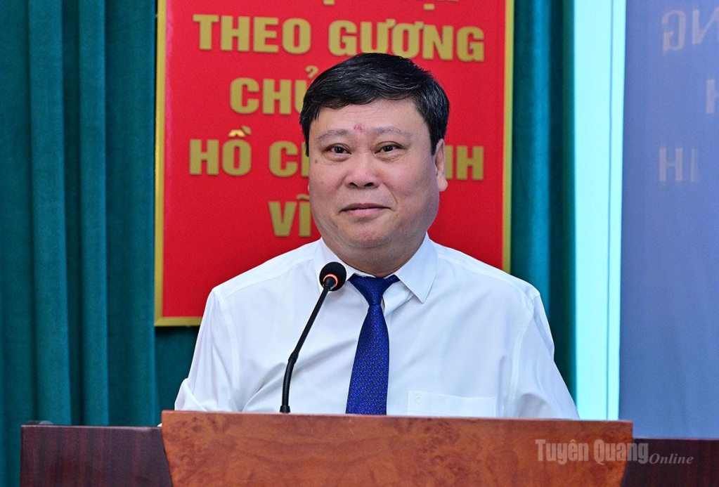 Đồng chí Mai Đức Thông, Uỷ viên BCH Đảng bộ tỉnh, Ủy viên Ban Chấp hành Đảng bộ các cơ quan Đảng tỉnh, Bí thư Đảng ủy, Giám đốc Báo và phát thanh, truyền hình Tuyên Quang, Chủ tịch Hội Nhà báo tỉnh phát biểu.